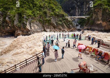 Jizha, Cina - 24 settembre 2017: Persone al punto di vista della gola di Tiger Leaping. Foto Stock