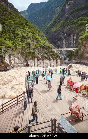 Jizha, Cina - 24 settembre 2017: Persone al punto di vista della gola di Tiger Leaping. Foto Stock