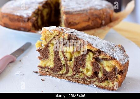 Deliziosa torta di zebra in marmo fatto in casa/torta di zebra spugna/cottura fatta in casa Foto Stock