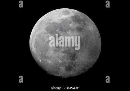 Matosinhos, Portogallo, 6 maggio 2020: L'ultima superluna dell'anno si vede accanto ad un lampione. Credit: Nuno Guimaraes/Alamy Live News Foto Stock