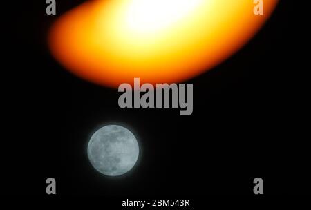 Matosinhos, Portogallo, 6 maggio 2020: L'ultima superluna dell'anno si vede accanto ad un lampione. Credit: Nuno Guimaraes/Alamy Live News Foto Stock