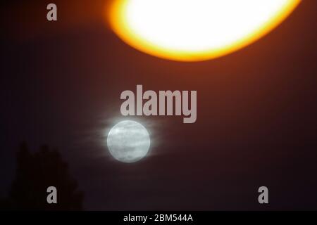 Matosinhos, Portogallo, 6 maggio 2020: L'ultima superluna dell'anno si vede accanto ad un lampione. Credit: Nuno Guimaraes/Alamy Live News Foto Stock