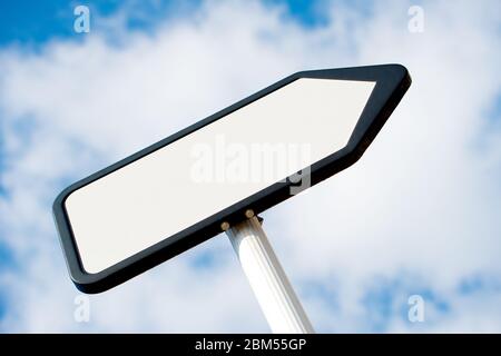 Vista ad angolo basso di un bianco, bianco, che punta il senso, posto di segnale di informazioni contro un cielo blu con le nuvole. Foto Stock