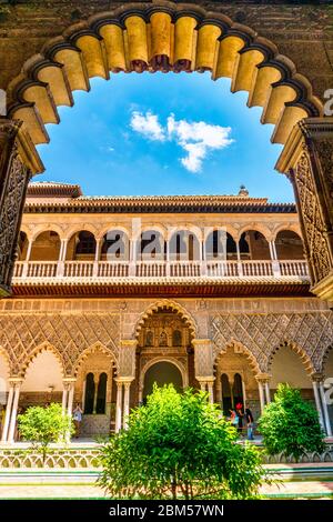 Architettura moresca di bellissimo castello chiamato Real Alcazar a Siviglia, Andalusia, Spagna Foto Stock