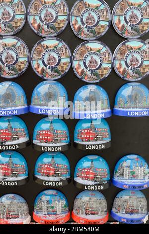 Souvenir turistici di Londra e Statrford-upon-Avon Tacky che raffigurano monumenti iconici, tra cui un autobus Red London e il London Eye Foto Stock