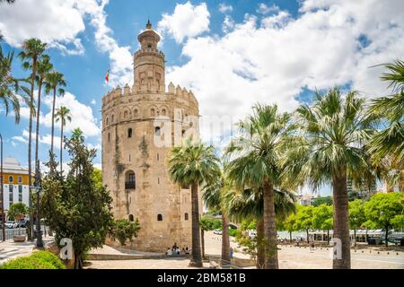 La Torre del Oro che si traduce in Torre dell'Oro - punto di riferimento storico del XIII secolo a Siviglia, Andalusia, Spagna Foto Stock