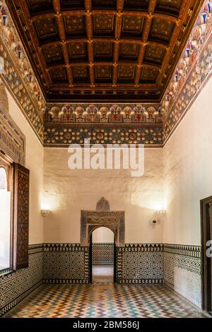 Architettura moresca di bellissimo castello chiamato Real Alcazar a Siviglia, Andalusia, Spagna Foto Stock