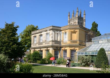 Turisti che visitano il Giardino Botanico dell'Università di Oxford o il Giardino Botanico, il più antico Giardino Botanico del Regno Unito, Oxford, Inghilterra Foto Stock