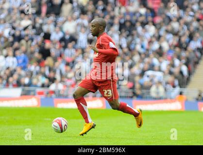 Londra, UK MARZO 30: Jemal Johnson di MK Dons in azione durante la finale del Trofeo di Pittura di Johnstone tra Grimsby Town e MK Dons a Wembley il 30 t. Foto Stock