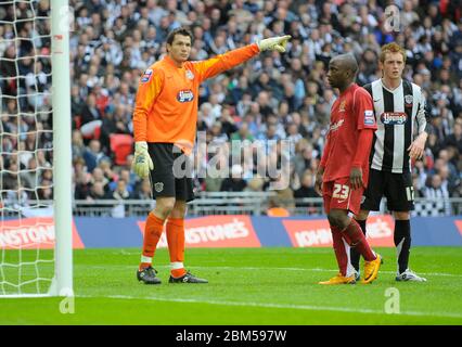 Londra, UK MARZO 30: L-R Phil Barnes Grimsby Town Jemal Johnson di MK Mons e Nick Hegarty di Grimsby Town durante la puntata finale del Trofeo di pittura di Johnstone Foto Stock