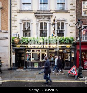 The White Swan, Covent Garden, Londra. La façade ad una tipica casa pubblica, o pub, nella trafficata zona del West End nel centro di Londra. Foto Stock