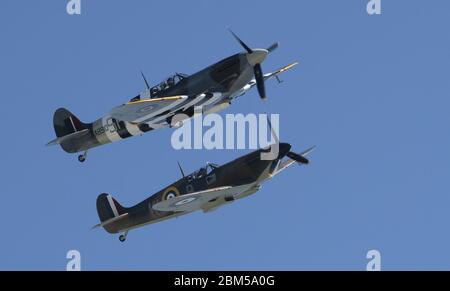 IMBARCATO AL 0001 VENERDÌ 08 MAGGIO Spitfire dalla battaglia di Gran Bretagna Memorial volo volare insieme sul cielo di dover, Kent, prima delle commemorazioni per celebrare il 75 ° anniversario della VE Day. Foto Stock