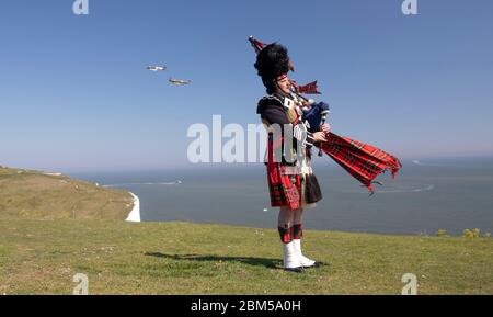 EMBARGOED A 0001 VENERDÌ 08 MAGGIO tubo maggiore Andy Reid delle Guardie scozzesi gioca le sue pipe sulle scogliere di dover, Kent, prima delle commemorazioni per celebrare il 75 ° anniversario della VE Day. Foto Stock