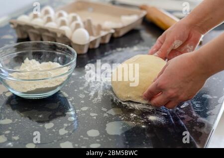Una casalinga sta facendo un impasto per il pane Foto Stock