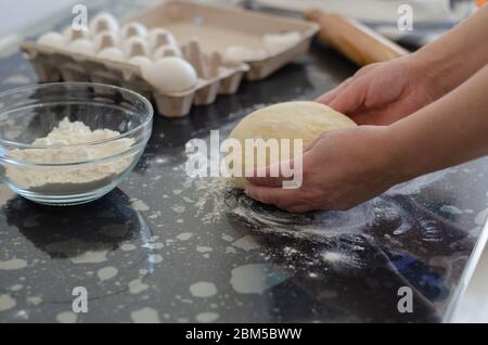 Una casalinga sta facendo un impasto per il pane Foto Stock