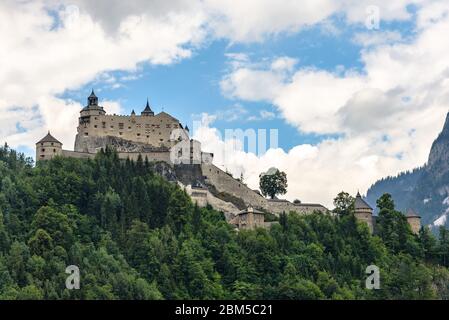 Hohenwerfen Castello su una collina in estate Foto Stock