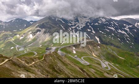 La Strada alpina del Grossglockner in Austria in un nuvoloso giorno di estate Foto Stock