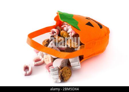 Borsa di zucca di Halloween con caramelle all'interno isolate su sfondo bianco Foto Stock