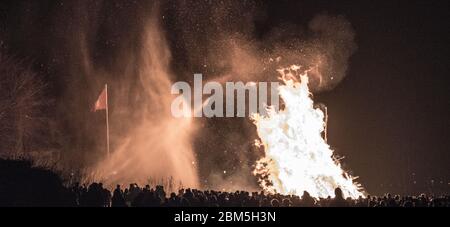 fuoco di fuoco enorme e la gente che guarda Foto Stock