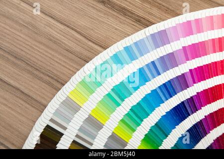 Gamma di carte colore su scrivania in legno Foto Stock