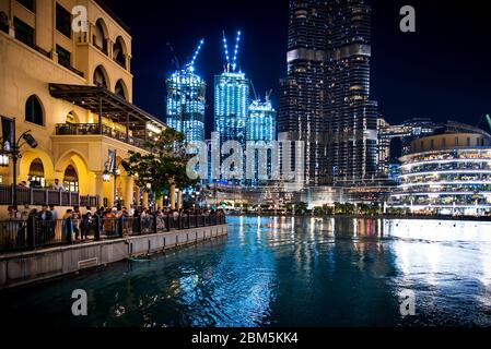 Dubai, Emirati Arabi Uniti - 20 dicembre 2019: Affollata area dello spettacolo delle fontane del centro commerciale di Dubai piena di turisti e visitatori come uno dei principali attra di viaggio Foto Stock