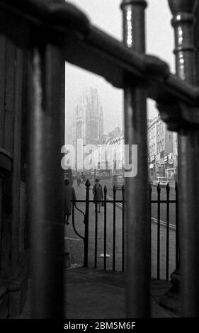 Bristol negli anni sessanta: Una giornata nebbiosa nel novembre 1968. Guardando su Park Street verso il Wills Memorial Building dell'Università di Bristol, dalla scalinata dell'ingresso alla Freemason Hall al 17 Park Street. Il sistema comprende due piani Bristol Omnibus e una vecchia scatola telefonica. Bristol, Park Street, Sessanta, Wills Memorial Building, strada scena, periodo 60 Bristol bus, traffico, storia sociale, vecchia Bristol, 60, 1968, nostalgia, Foto Stock