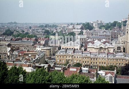 Bristol negli anni '60 e '70: Vista dalla cima della Cabot Tower su Brandon Hill nel giugno 1970, guardando attraverso Queens Road verso la Senate House dell'Università di Bristol. In primo piano si trovano il retro degli edifici in Berkeley Square e dietro di essi gli edifici del negozio lungo Queens Road e i terreni della Bristol Grammar School. Foto Stock