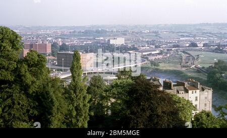 Bristol negli anni '60 e '70: Vista dalla collina di Sion a Clifton attraverso il fiume Avon verso i ponti del bacino del Cumberland e i magazzini vincolati costruiti all'inizio del XX secolo per far fronte al boom delle importazioni di tabacco, con la diminuzione dei prezzi delle sigarette e l'aumento delle vendite a seguito dello sviluppo di macchine per la produzione di sigarette. Accanto c'è la vecchia linea ferroviaria per Portishead, che chiuse ai passeggeri nel 1964 ma che era ancora aperta al trasporto merci dai moli di quel tempo. La fotografia è stata presa dal tetto di un appartamento studentesco in edifici Princes nel giugno 1970. La zona era popolare con la studia dell'Università di Bristol Foto Stock