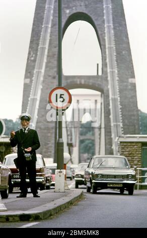 Bristol negli anni '60 e '70: Riscossione dei pedaggi al ponte sospeso Clifton nel luglio 1970. Il ponte di grado 1 è interamente finanziato dai pedaggi ed è aperto e monitorato 24 ore al giorno, sette giorni alla settimana. I collettori di pedaggio erano in servizio anche il giorno di Natale ma sono stati sostituiti da macchine automatizzate nel 1975. Foto Stock