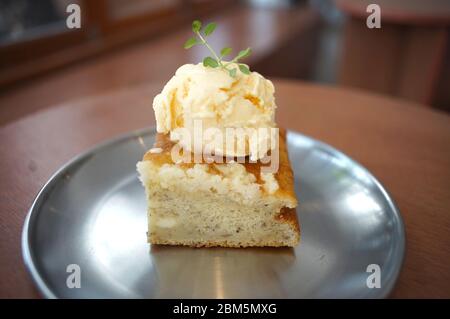 Pane tostato con gelato alla vaniglia sulla parte superiore Foto Stock