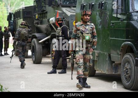 Pulwama, India. 06 maggio 2020. I trooperi paramilitari sono allertati vicino a un sito di combattimento.due militanti sono stati uccisi in un incontro separato con le forze di sicurezza nel distretto di Pulwama di Jammu. Credit: SOPA Images Limited/Alamy Live News Foto Stock