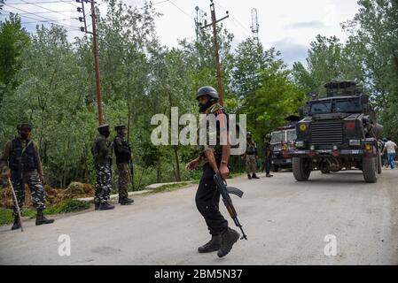 Pulwama, India. 06 maggio 2020. I trooperi paramilitari sono allertati vicino a un sito di combattimento.due militanti sono stati uccisi in un incontro separato con le forze di sicurezza nel distretto di Pulwama di Jammu. Credit: SOPA Images Limited/Alamy Live News Foto Stock