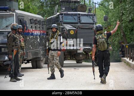 Pulwama, India. 06 maggio 2020. I trooperi paramilitari sono allertati vicino a un sito di combattimento.due militanti sono stati uccisi in un incontro separato con le forze di sicurezza nel distretto di Pulwama di Jammu. Credit: SOPA Images Limited/Alamy Live News Foto Stock