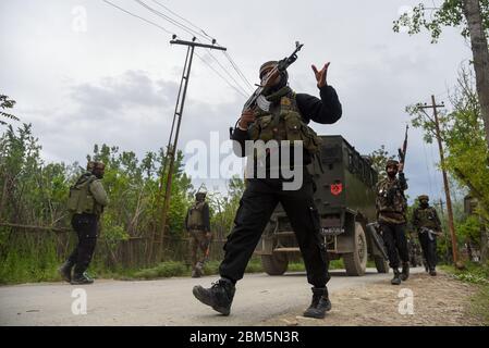 Pulwama, India. 06 maggio 2020. Un trooper paramilitare fa gesti dopo una lotta contro le armi.due militanti sono stati uccisi in un incontro separato con le forze di sicurezza nel distretto di Pulwama di Jammu. Credit: SOPA Images Limited/Alamy Live News Foto Stock