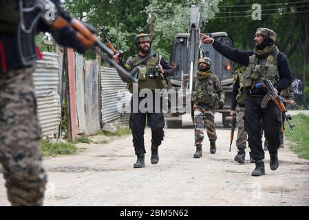 Pulwama, India. 06 maggio 2020. I trooperi paramilitari fanno gesti mentre si pattugliano vicino a un sito di combattimento.due militanti sono stati uccisi in un incontro separato con le forze di sicurezza nel distretto di Pulwama di Jammu. Credit: SOPA Images Limited/Alamy Live News Foto Stock