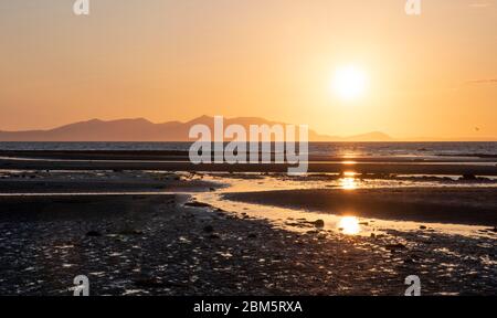 Arran tramonto dalla spiaggia al Castello di Greenan, Heads of Ayr. Foto Stock