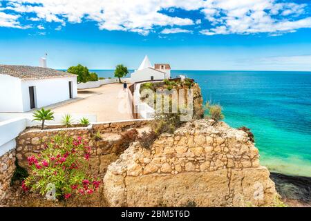 Piccola cappella alla fine della penisola chiamata Nossa Senhora da Rocha che cosa traduce dal portoghese alla nostra signora della roccia, Algarve, Portogallo Foto Stock