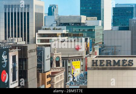Vista ad alta angolazione degli edifici e dei grattacieli nel quartiere di Tokyo Ginza con il famoso orologio Wakō al centro e il pilota di Hermes in primo piano Foto Stock