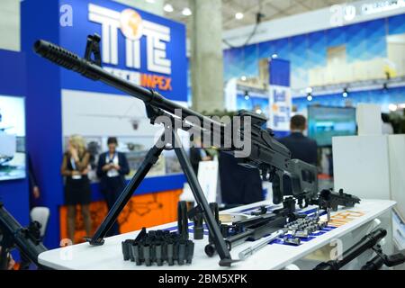 Mitragliatrice su un supporto, munizioni posizionate. Armi da esposizione e sicurezza-2019 . Ottobre 08, 2019. Kiev, Ucraina Foto Stock