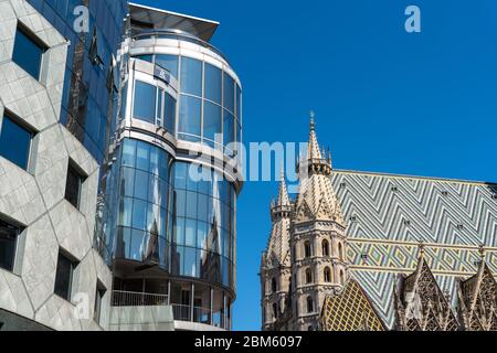 Una vista di St. Stephen's Cathedral e Haas House Foto Stock