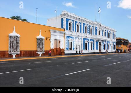 Trujillo, Perù; marzo 5 2011: Colorati edifici coloniali nella Plaza de Armas di Trujillo Foto Stock