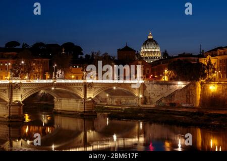 Engelsbrücke (Ponte Sant'Angelo) und Kuppel Petersdom, Vatikan, Rom, Italien Foto Stock