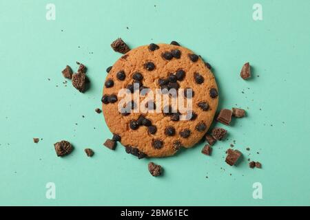 Gustoso biscotto al cioccolato su fondo alla menta Foto Stock
