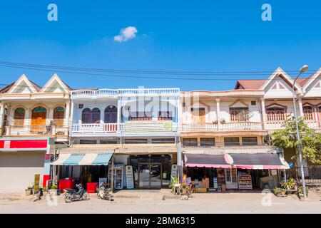 Case sulla strada principale, Phonsavan, Xieng Khouang provincia, Laos Foto Stock