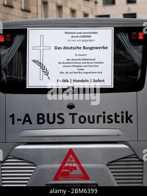 07 maggio 2020, Amburgo: Un annuncio funerale 'l'industria tedesca degli autobus' si blocca nella finestra posteriore di un pullman durante una parata di autobus. Giovedì le compagnie di autobus della Germania settentrionale hanno dimostrato contro le restrizioni di viaggio di Corona. Foto: Christian Charisius/dpa Foto Stock