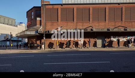 Persone in coda a Sainsbury's in Angel durante l'epidemia di Covid-19, 2020 maggio, Londra Foto Stock