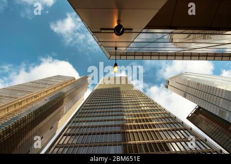 Guardando verso le torri commerciali: 100 Bishopsgate e 99 Bishopsgate (centro) con Heron Tower (Salesforce Tower) sulla sinistra. La città di Londra, 2020 Foto Stock