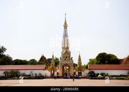 NAKHON PHANOM, THAILANDIA - 2 OTTOBRE : Pagoda o Stupa di Wat Phra che Phanom tempio per i viaggiatori stranieri e la gente tailandese viaggio visitare e rispettare pra Foto Stock