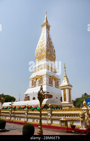 NAKHON PHANOM, THAILANDIA - 2 OTTOBRE : Pagoda o Stupa di Wat Phra che Phanom tempio per i viaggiatori stranieri e la gente tailandese viaggio visitare e rispettare pra Foto Stock