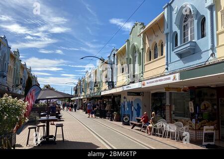 Case e negozi della Missione Spagnola sulla strada pedonale di New Regent, Christchurch, Nuova Zelanda Foto Stock